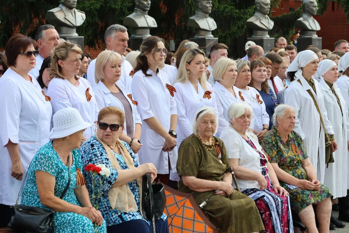 В Новой Усмани на Аллее Героев открыли памятник военной медицинской сестре «Маруся» В Новой Усмани на Аллее Героев открыли памятник военной медицинской сестре «Маруся»