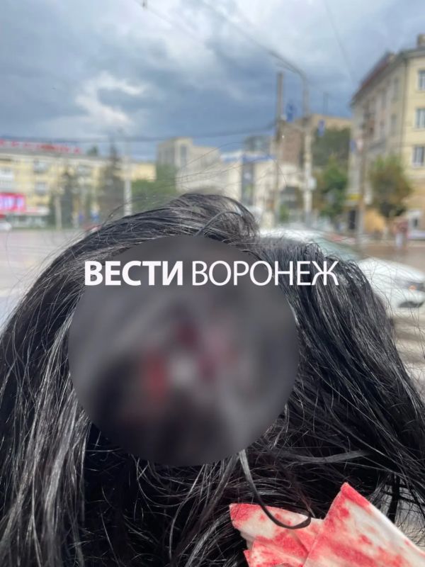 В центре Воронежа на девушку обрушился кусок фасада 5-этажки В центре Воронежа на девушку обрушился кусок фасада 5-этажки