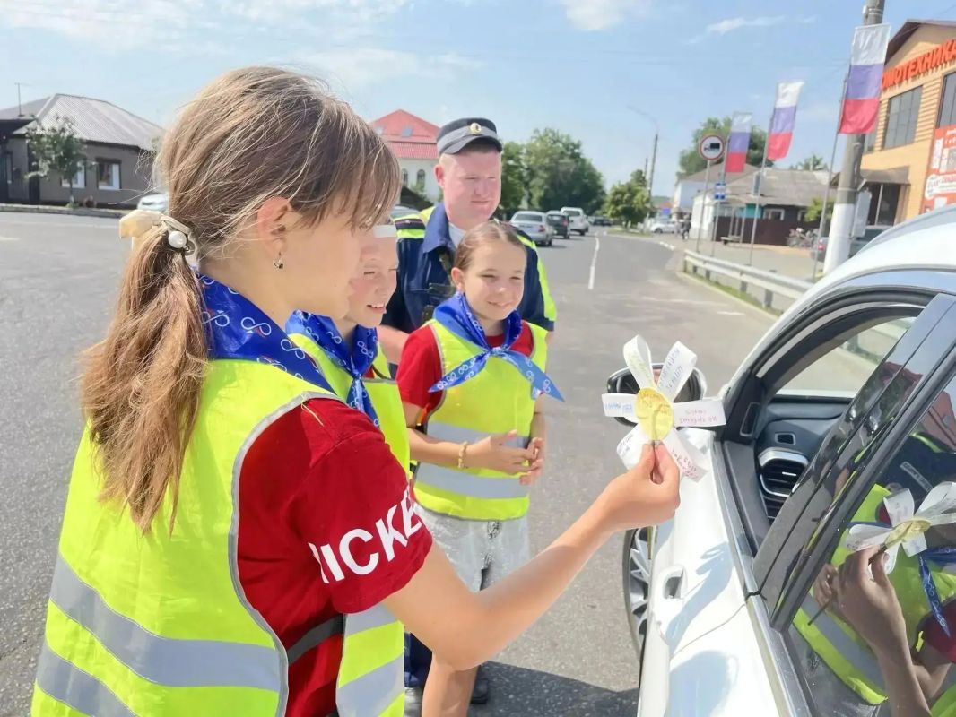 В Калаче школьники напомнили водителям и пешеходам о ПДД