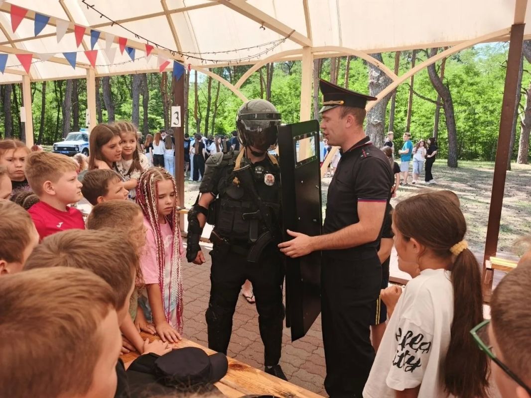 В гости к лету: россошанские полицейские и ветераны ведомства посетили школьников лагере «Березка» В гости к лету: россошанские полицейские и ветераны ведомства посетили школьников лагере «Березка»