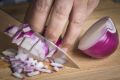 Как избавиться от запаха лука с рук: 4 простых и эффективных метода