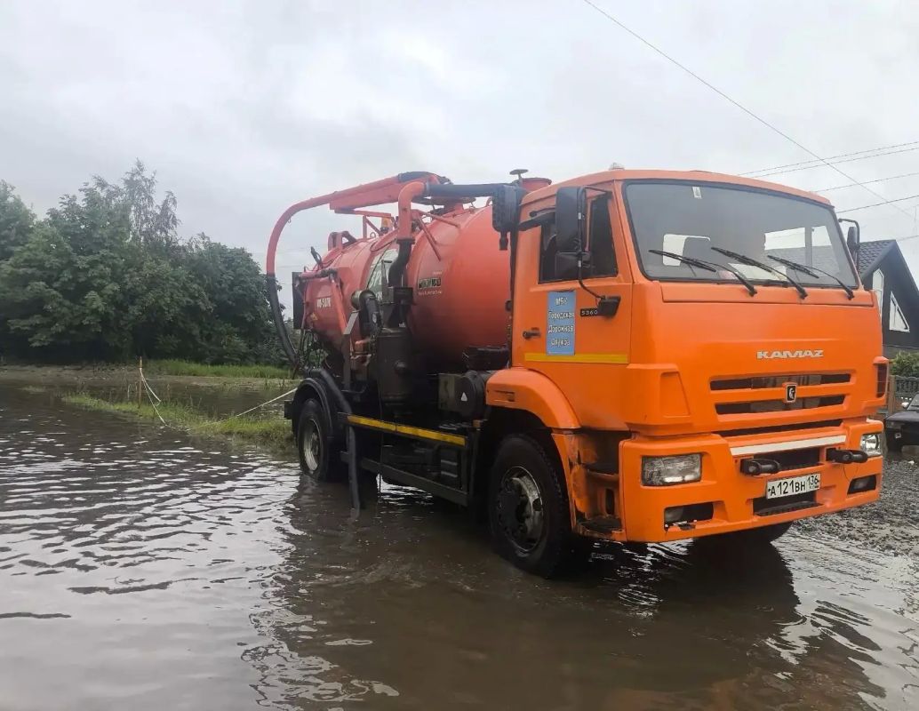 В Воронеже с проезжей части откачивают воду после утреннего ливня В Воронеже с проезжей части откачивают воду после утреннего ливня