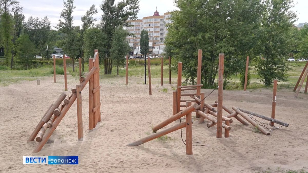 Подрядчику дали несколько дней на ремонт детских площадок на Петровской набережной Подрядчику дали несколько дней на ремонт детских площадок на Петровской набережной