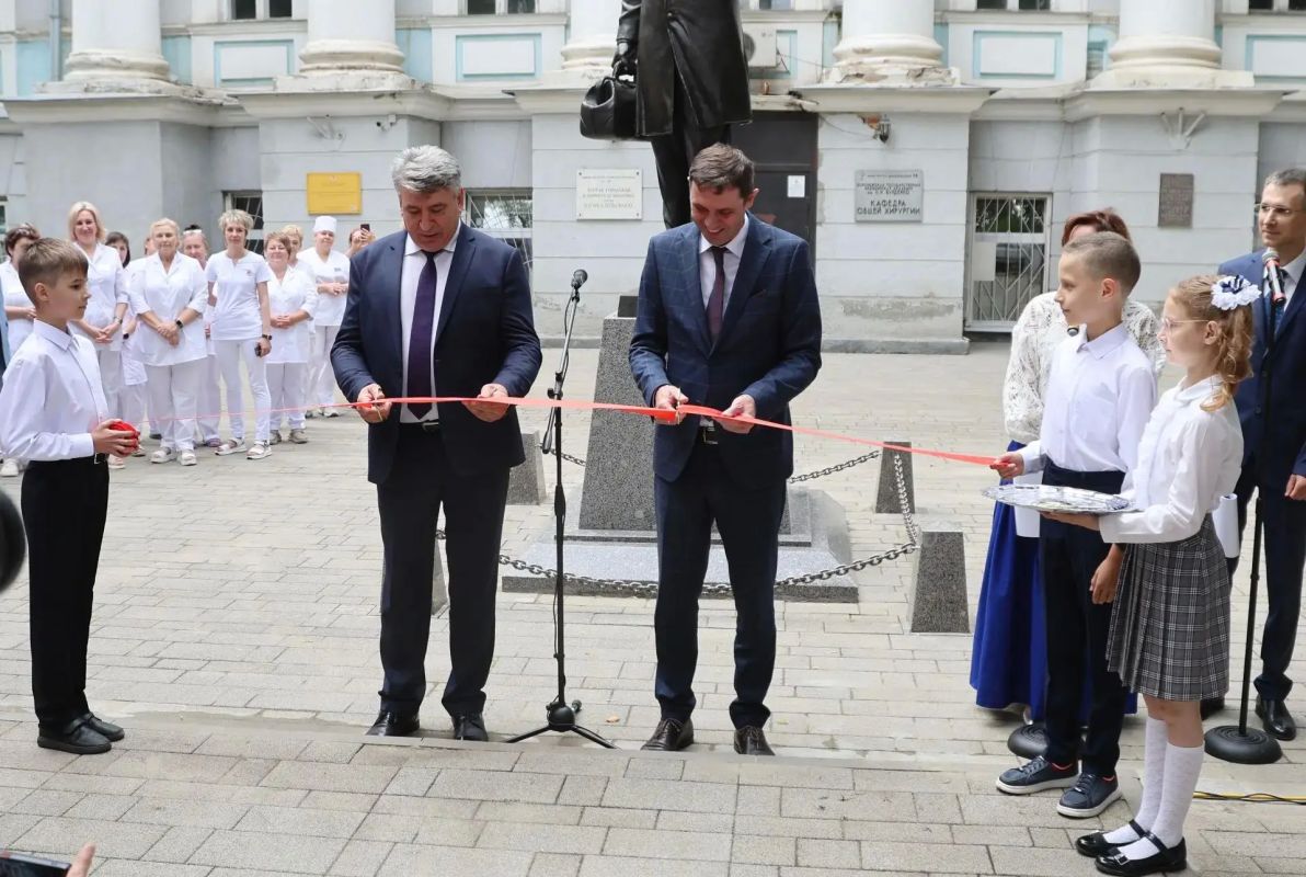 В Воронеже открыли памятник выдающемуся врачу Константину Федяевскому В Воронеже открыли памятник выдающемуся врачу Константину Федяевскому