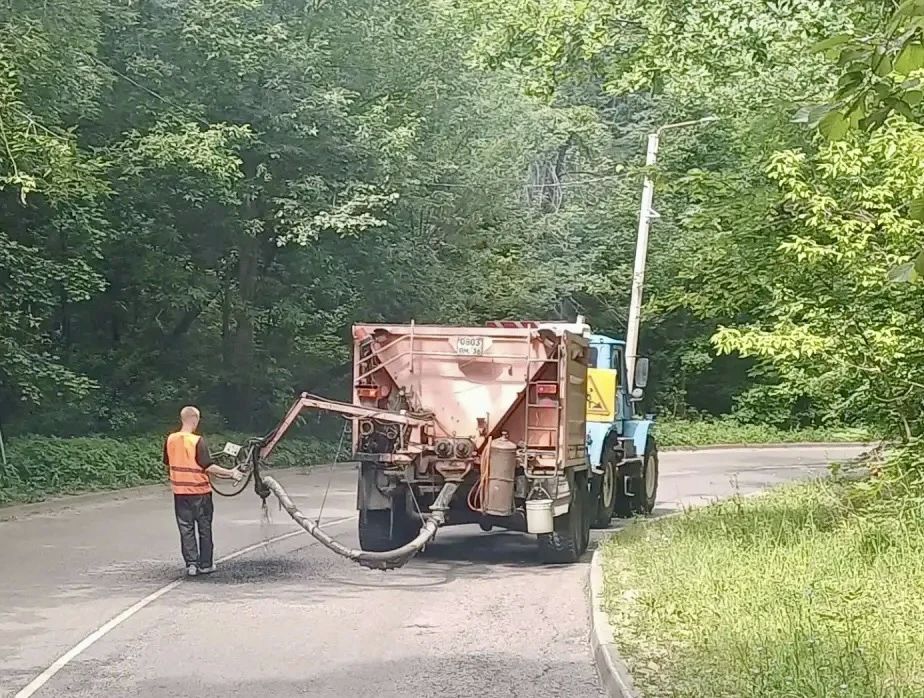 Продолжаем ремонт дорог. Сегодня специалисты комбината благоустройства проводят ямочный ремонт на двух участках - Олимпийском бульваре и улице Дарвина Продолжаем ремонт дорог. Сегодня специалисты комбината благоустройства проводят ямочный ремонт на двух участках - Олимпийском бульваре и улице Дарвина