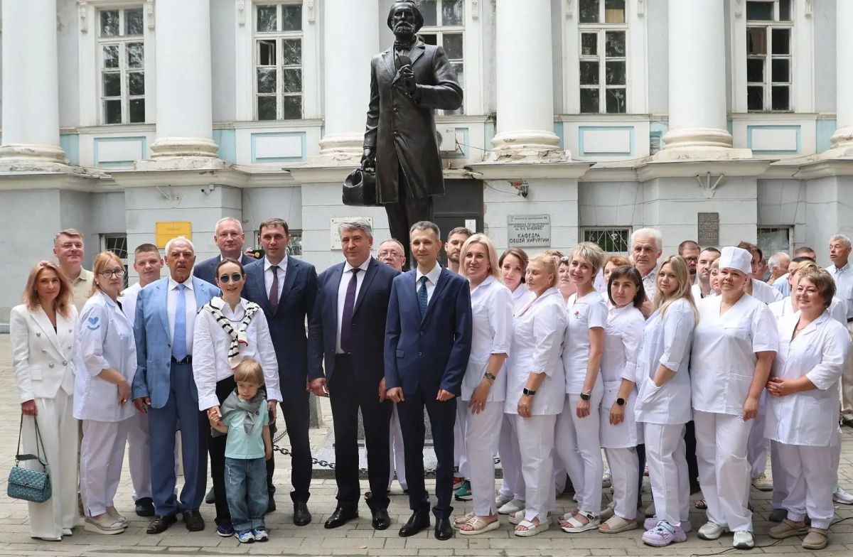 В сквере возле Воронежской городской больницы №2 торжественно открыли мемориал в честь врача и общественного деятеля Константина Васильевича Федяевского – человека, чьё имя носит медицинское учреждение В сквере возле Воронежской городской больницы №2 торжественно открыли мемориал в честь врача и общественного деятеля Константина Васильевича Федяевского – человека, чьё имя носит медицинское учреждение