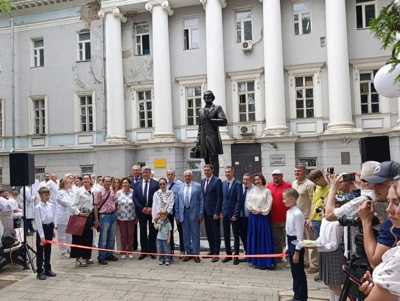 Памятник знаменитому врачу Константину Федяевскому открыли в центре