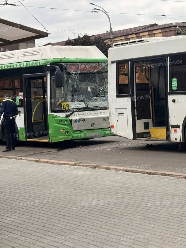 В Воронеже столкнулись 2 автобуса: пострадали 2 женщины В Воронеже столкнулись 2 автобуса: пострадали 2 женщины