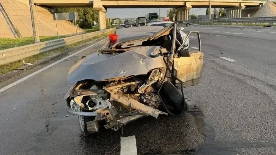 В Рамонском районе ВАЗ врезался в Mercedes: пострадали 2 мужчины В Рамонском районе ВАЗ врезался в Mercedes: пострадали 2 мужчины