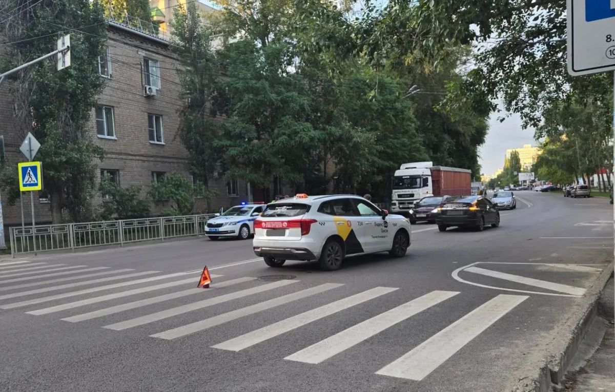 В Воронеже на улице Карла Либкнехта автомобиль сбил двух женщин