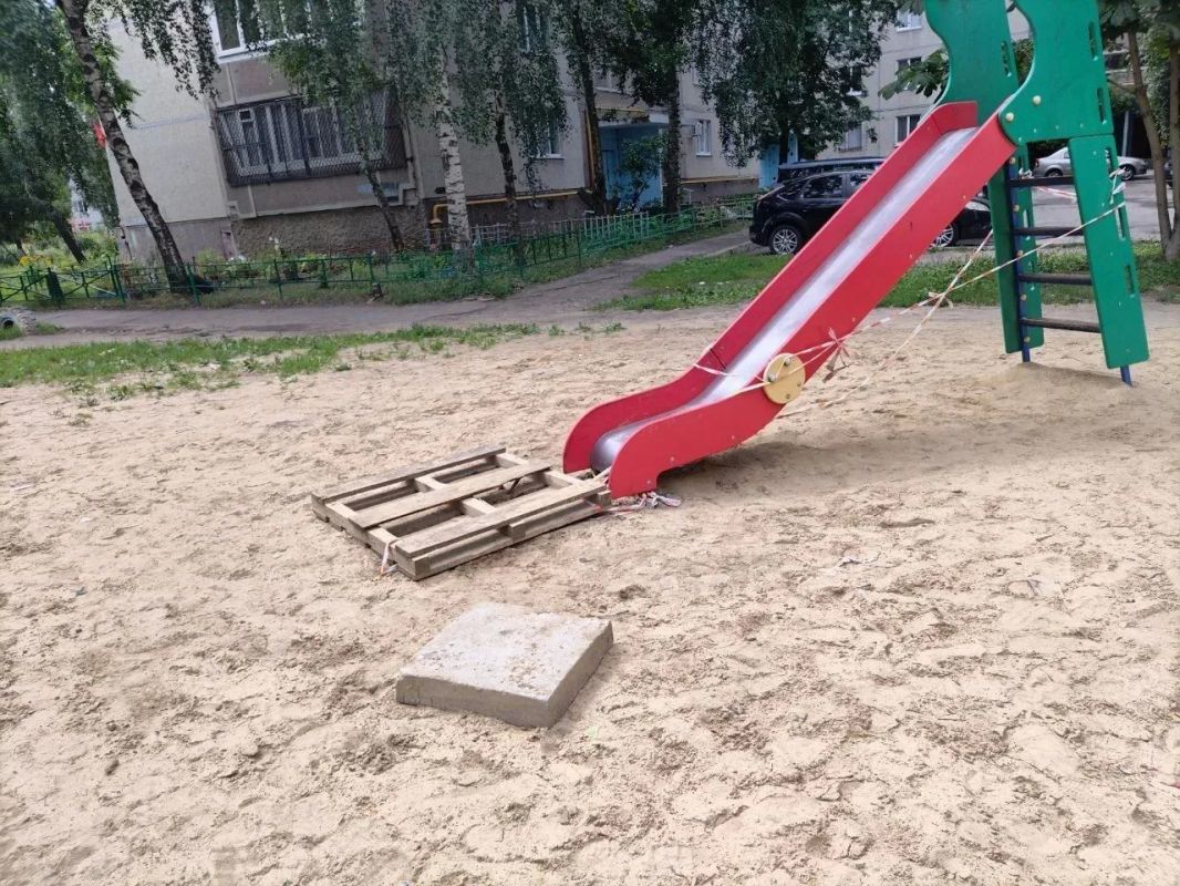 Дети скатываются в люк: что происходит у дома на Московском проспекте в Воронеже?