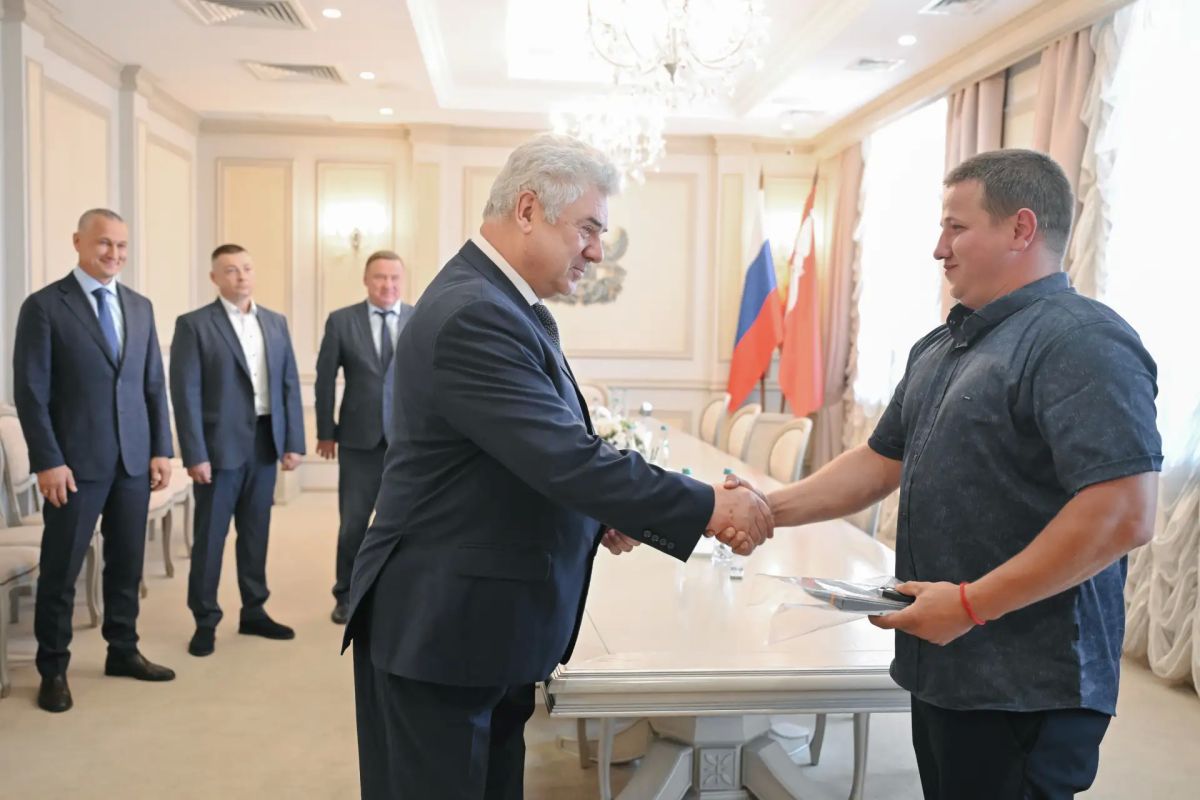 Ветерану СВО из Острогожского района вручили ключи от автомобиля