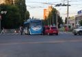 Красный Ford врезался в троллейбус на пересечении улиц Космонавтов и Пеше-Стрелецкой