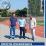 Прокурор Ольховатского района Павел Хохлов с участием представителя подрядчика проверил ход реконструкции стадиона детско-юношеской спортивной школы