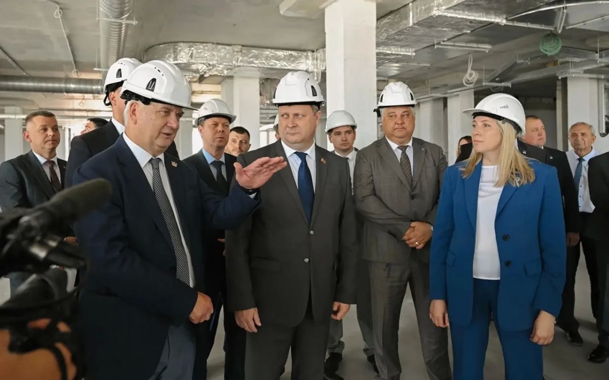 Губернатор Воронежской области Александр Гусев и Чрезвычайный и Полномочный Посол Республики Беларусь в РФ Юрий Селиверстов осмотрели стройку школы на 1101 место в Александровке Новоусманского района