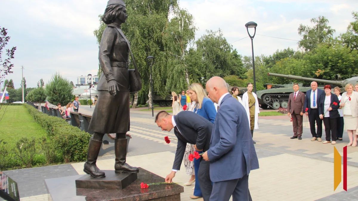 Вице-губернатор Дмитрий Маслов возложил цветы к памятнику фронтовой медсестре «Маруся» В Новой Усмани Вице-губернатор Дмитрий Маслов возложил цветы к памятнику фронтовой медсестре «Маруся» В Новой Усмани
