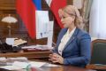 Председатель Воронежской областной Думы Юрий Матузов поздравляет с юбилеем руководителя регионального филиала Россельхозбанка Галину Абричкину: