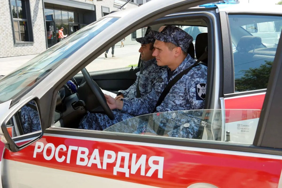Росгвардейцы задержали подозреваемую в нападении с ножом на соседа