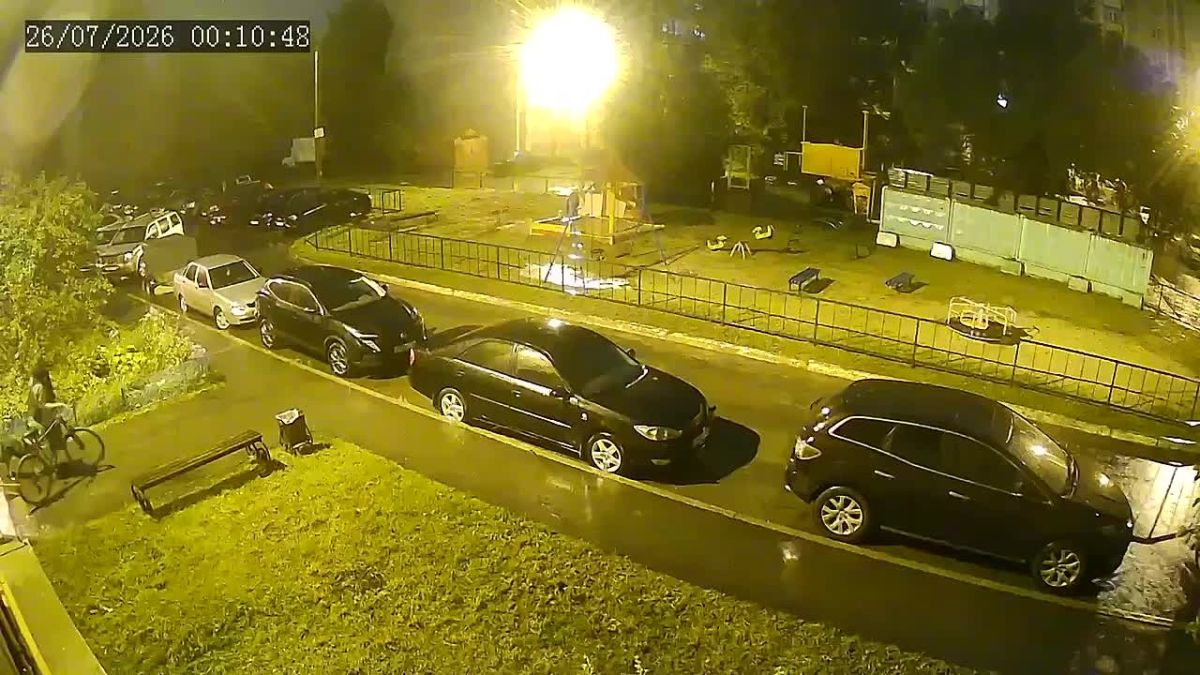Завязал кофту на голове, но камеры все равно узнали: воронежец украл велосипед из подъезда