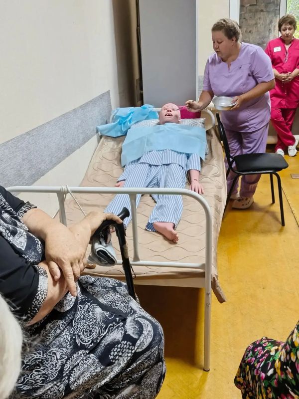 Медики Таловской районной больницы провели занятие «Школы ухода» в управлении социальной защиты района