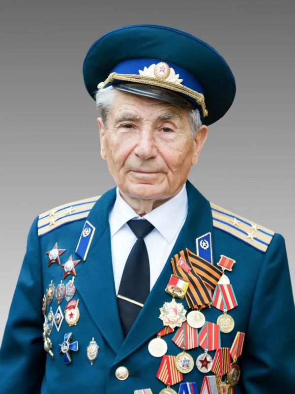 Губернатор Александр Гусев поздравил с юбилеем почетного гражданина Воронежской области Анатолия Никифорова
