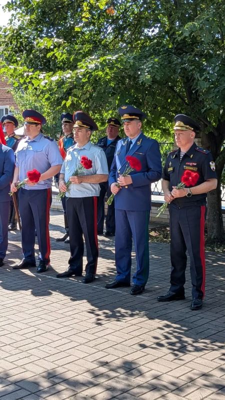 В преддверии Дня памяти о российских воинах, погибших в Первой мировой войне 1914 – 1918 годов, прокурор области Сергей Филипенко принял участие в церемонии возложения цветов и венков к памятному знаку «Воронежцы – полные... В преддверии Дня памяти о российских воинах, погибших в Первой мировой войне 1914 – 1918 годов, прокурор области Сергей Филипенко принял участие в церемонии возложения цветов и венков к памятному знаку «Воронежцы – полные...