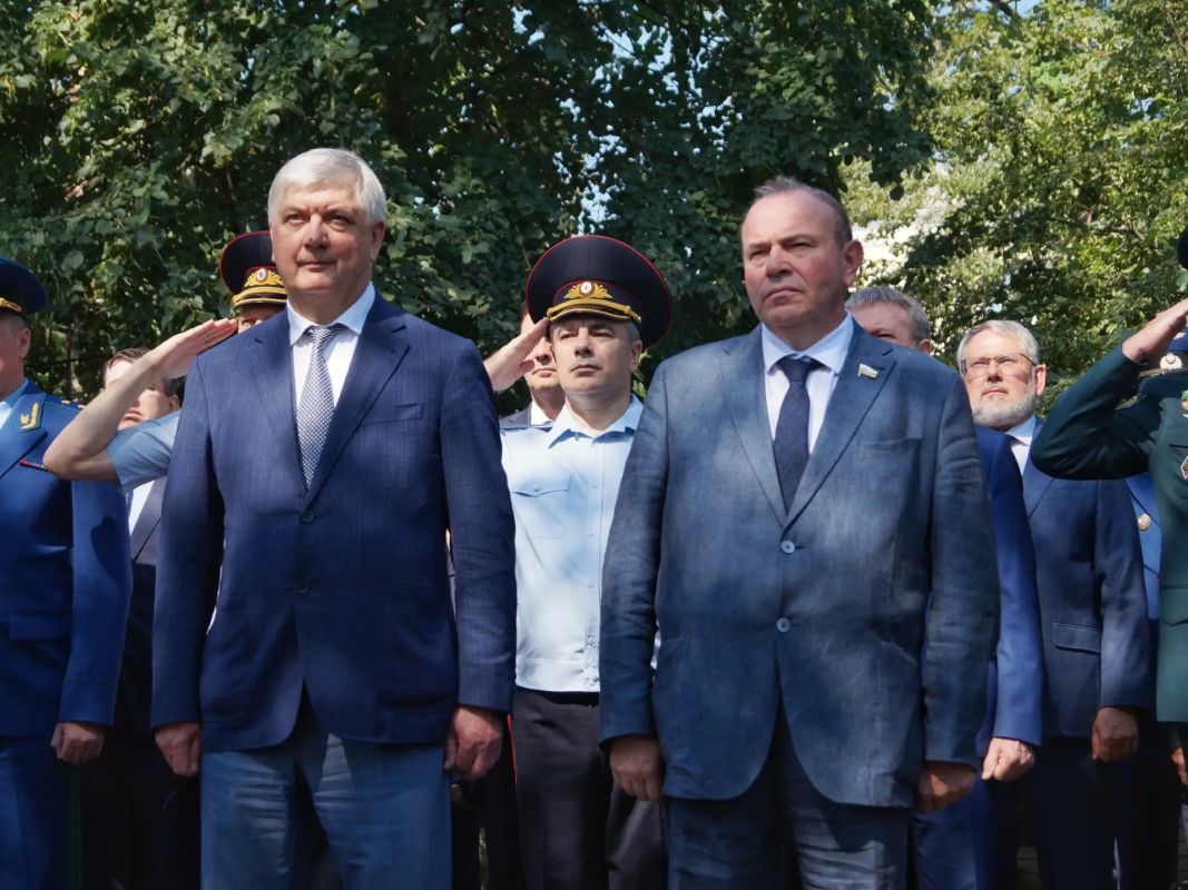 Сегодня, 31 июля, в Воронеже состоялась торжественная церемония возложения венков и цветов к памятному знаку «Воронежцы – полные кавалеры Знака Отличия Военного ордена Святого Георгия» Сегодня, 31 июля, в Воронеже состоялась торжественная церемония возложения венков и цветов к памятному знаку «Воронежцы – полные кавалеры Знака Отличия Военного ордена Святого Георгия»