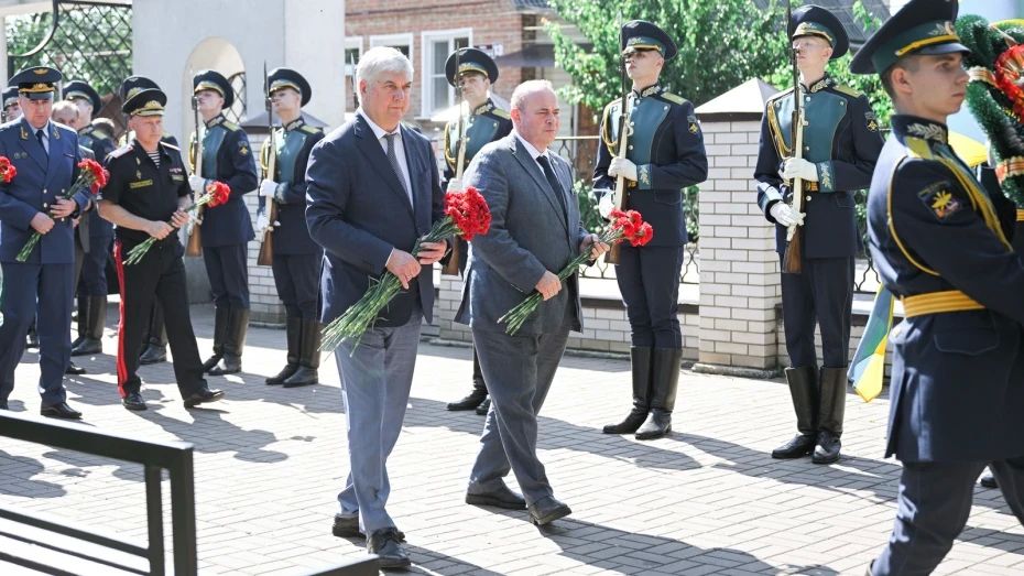 Губернатор Воронежской области Александр Гусев почтил память погибших в Первой мировой войне Губернатор Воронежской области Александр Гусев почтил память погибших в Первой мировой войне