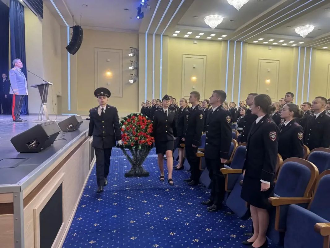 Максим Петрушин поздравил выпускников Воронежского института МВД с успешным окончанием обучения Максим Петрушин поздравил выпускников Воронежского института МВД с успешным окончанием обучения