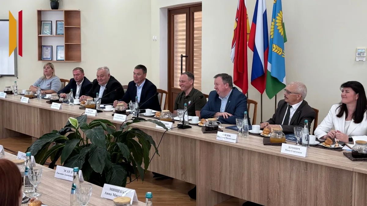 Вице-губернатор Воронежской области Дмитрий Маслов и депутат Госдумы РФ Александр Сидякин посетили Россошанский район Вице-губернатор Воронежской области Дмитрий Маслов и депутат Госдумы РФ Александр Сидякин посетили Россошанский район