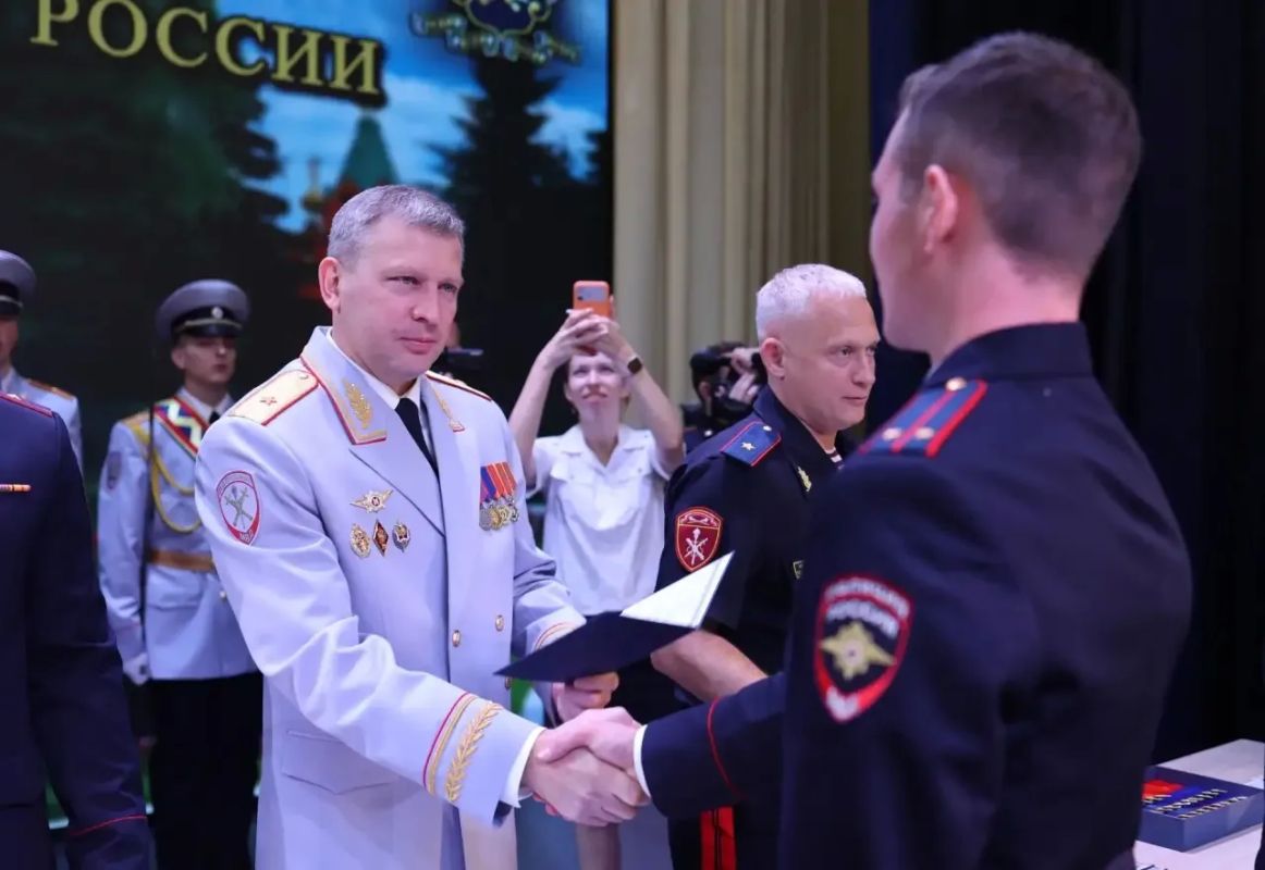 Максим Петрушин поздравил выпускников Воронежского института МВД с успешным окончанием обучения Максим Петрушин поздравил выпускников Воронежского института МВД с успешным окончанием обучения