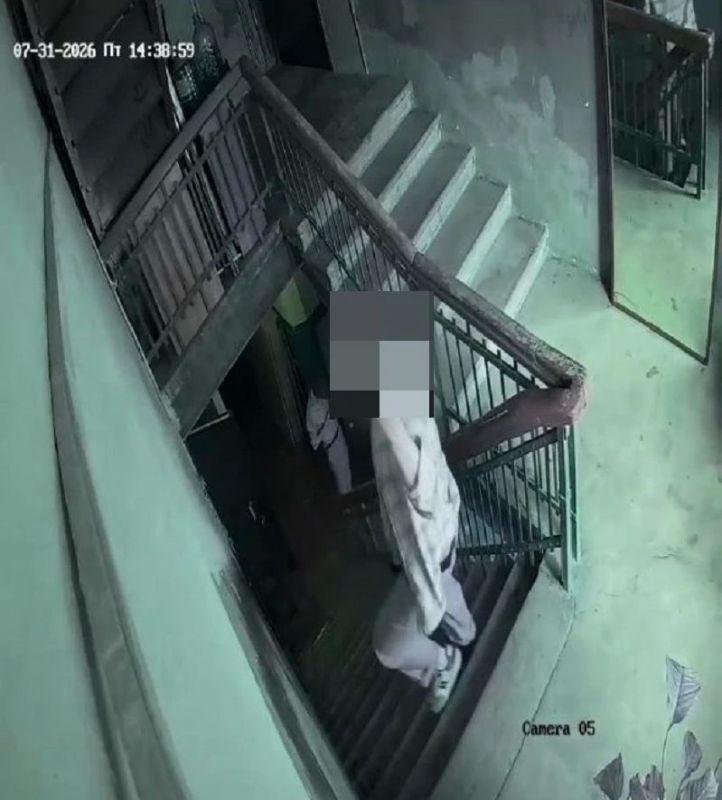 Показал попу и средний палец: камера наблюдения сняла буяна в подъезде