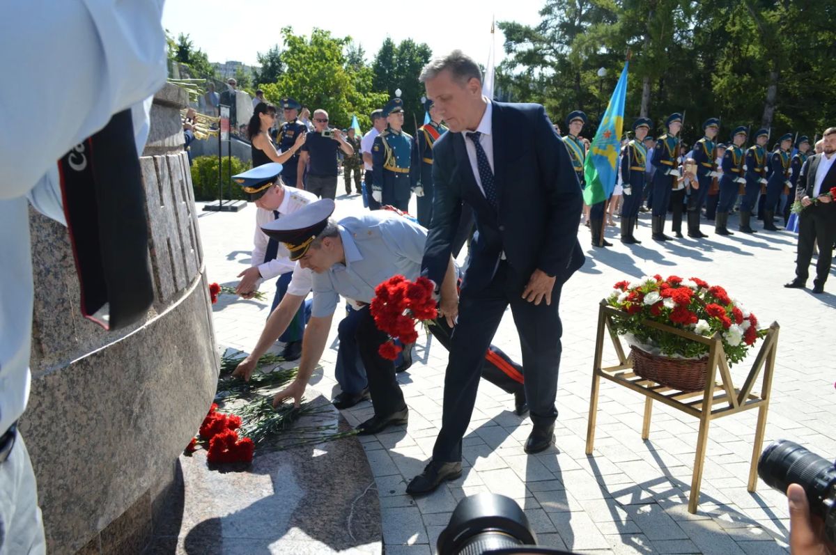 Сегодня, 02 августа 2026 года, в День Воздушно-десантных войск, прокурор области Сергей Филипенко принял участие в памятной церемонии возложения венков и цветов у монумента «Воронеж-Родина ВДВ» Сегодня, 02 августа 2026 года, в День Воздушно-десантных войск, прокурор области Сергей Филипенко принял участие в памятной церемонии возложения венков и цветов у монумента «Воронеж-Родина ВДВ»