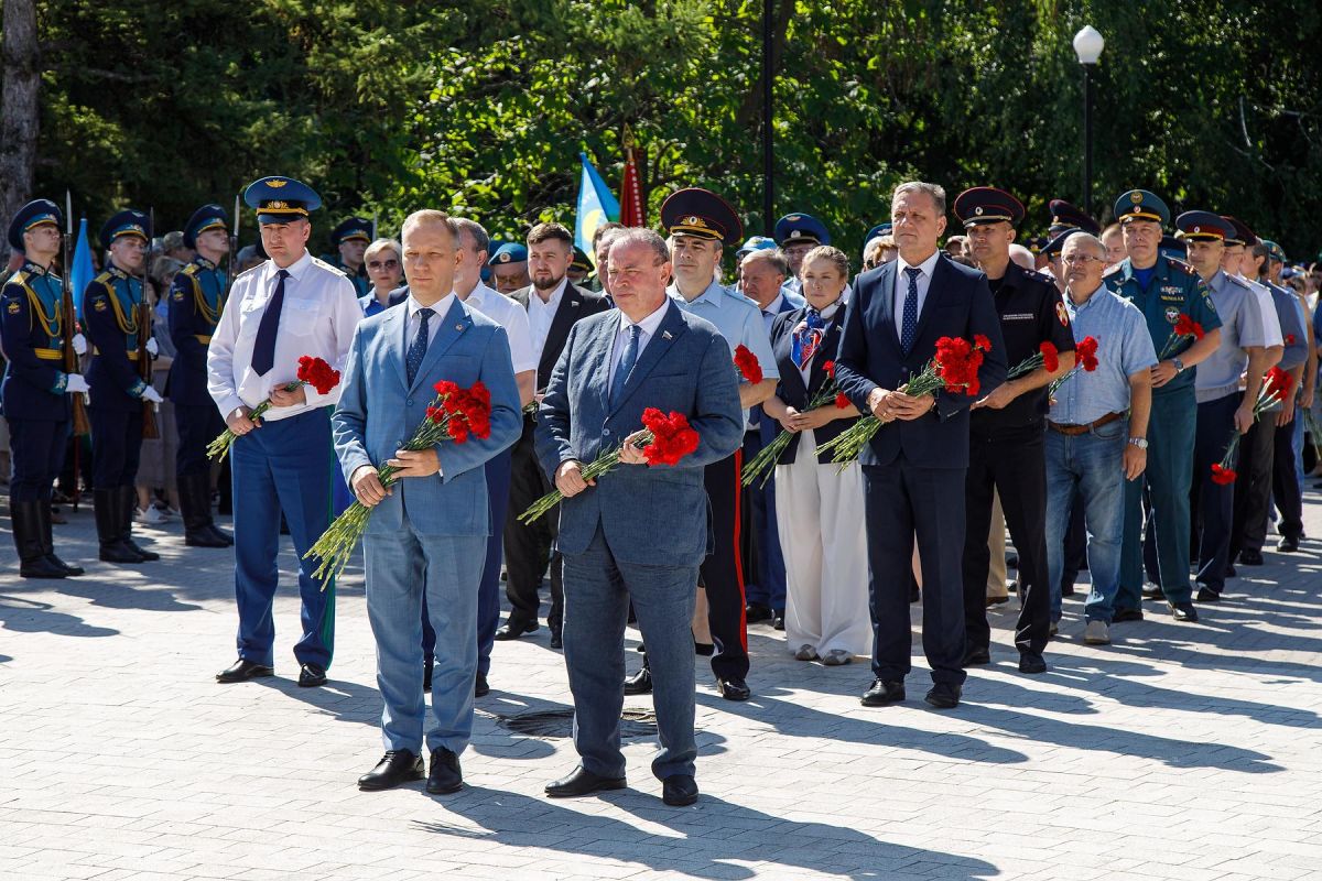 Депутаты областной Думы возложили цветы к монументу «Воронеж – родина ВДВ» Депутаты областной Думы возложили цветы к монументу «Воронеж – родина ВДВ»