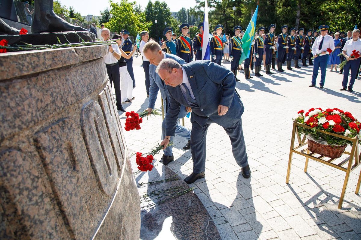 Депутаты областной Думы возложили цветы к монументу «Воронеж – родина ВДВ» Депутаты областной Думы возложили цветы к монументу «Воронеж – родина ВДВ»
