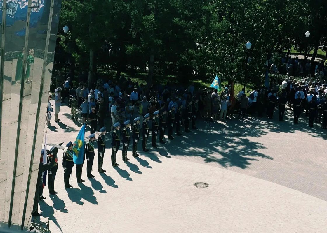 Руководство регионального Главка МВД приняло участие в церемонии возложения венков к памятнику «Воронеж – родина ВДВ» Руководство регионального Главка МВД приняло участие в церемонии возложения венков к памятнику «Воронеж – родина ВДВ»