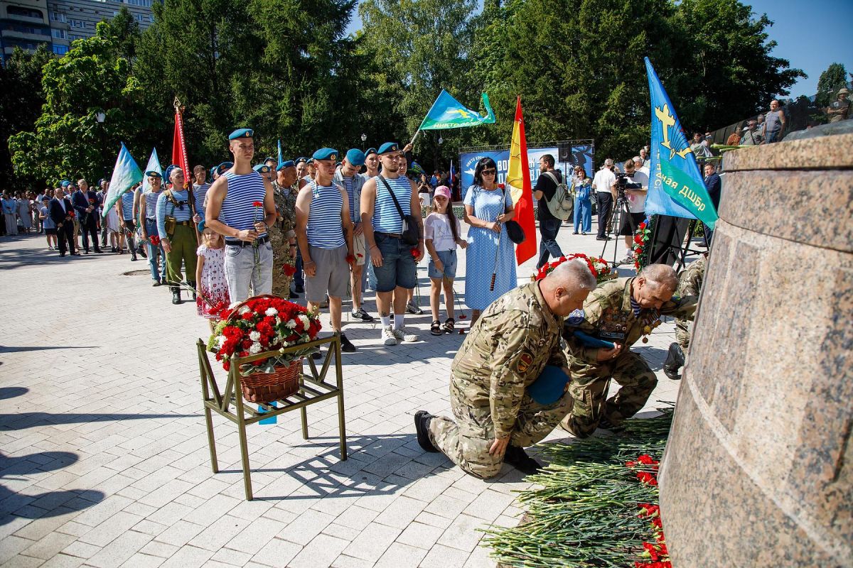 Депутаты областной Думы возложили цветы к монументу «Воронеж – родина ВДВ» Депутаты областной Думы возложили цветы к монументу «Воронеж – родина ВДВ»
