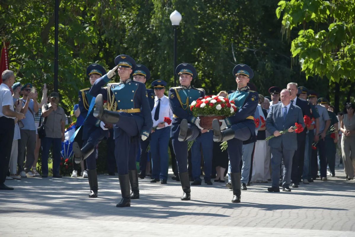 Сегодня, 02 августа 2026 года, в День Воздушно-десантных войск, прокурор области Сергей Филипенко принял участие в памятной церемонии возложения венков и цветов у монумента «Воронеж-Родина ВДВ» Сегодня, 02 августа 2026 года, в День Воздушно-десантных войск, прокурор области Сергей Филипенко принял участие в памятной церемонии возложения венков и цветов у монумента «Воронеж-Родина ВДВ»