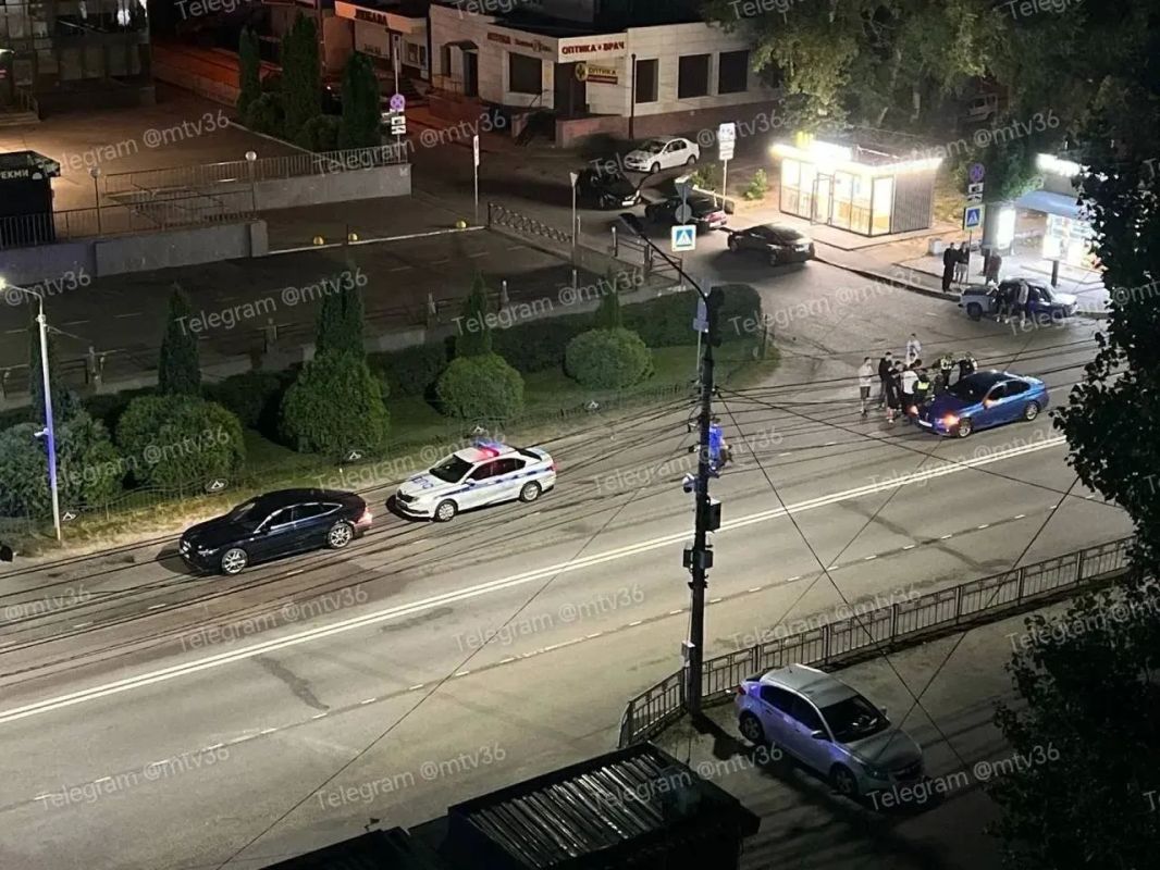 В Воронеже ночное ДТП закончилось потасовкой В Воронеже ночное ДТП закончилось потасовкой