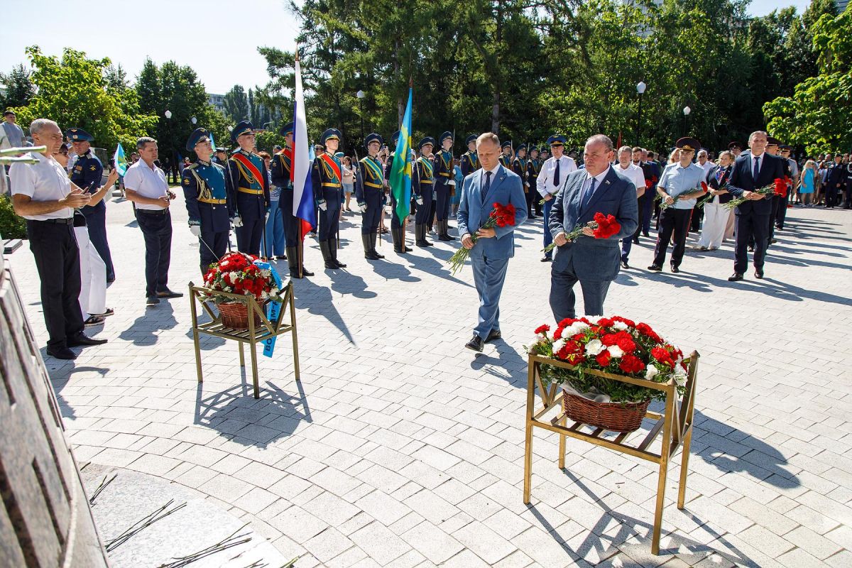 Депутаты областной Думы возложили цветы к монументу «Воронеж – родина ВДВ» Депутаты областной Думы возложили цветы к монументу «Воронеж – родина ВДВ»