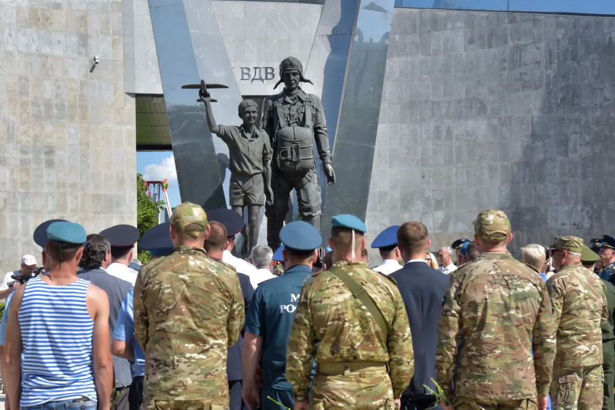 В Воронеже отметили 96ю годовщину со дня образования ВДВ В Воронеже отметили 96ю годовщину со дня образования ВДВ