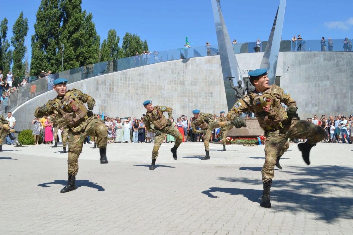 В Воронеже отметили День Воздушно-десантных войск В Воронеже отметили День Воздушно-десантных войск