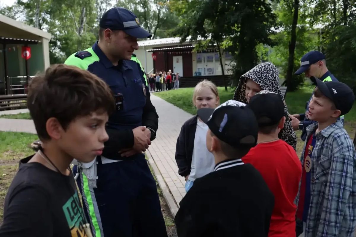 Более 250 воронежских школьников приняли участие в «Зарядке со стражем порядка» в лагере «Маяк» Более 250 воронежских школьников приняли участие в «Зарядке со стражем порядка» в лагере «Маяк»