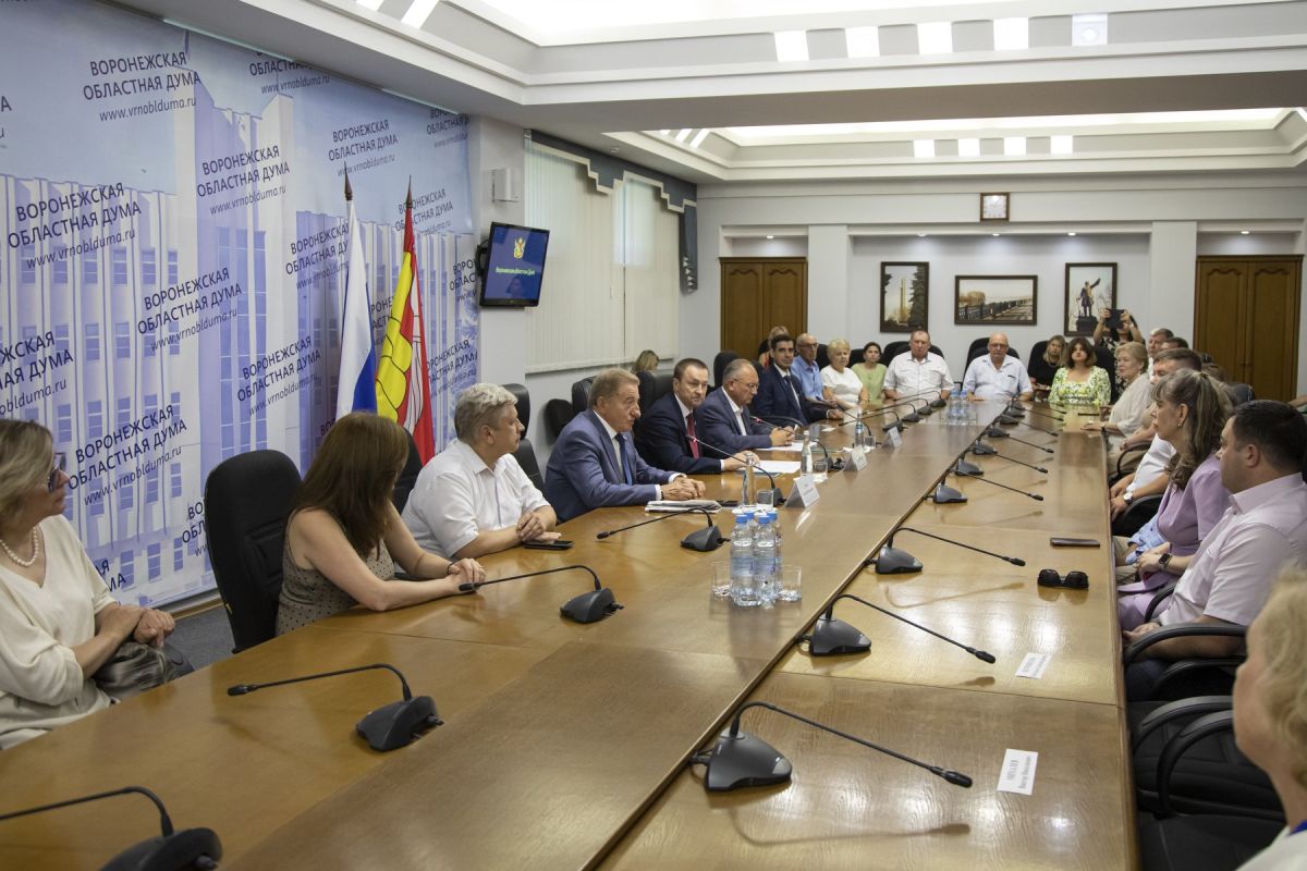 В Парламентском центре наградили воронежских строителей В Парламентском центре наградили воронежских строителей