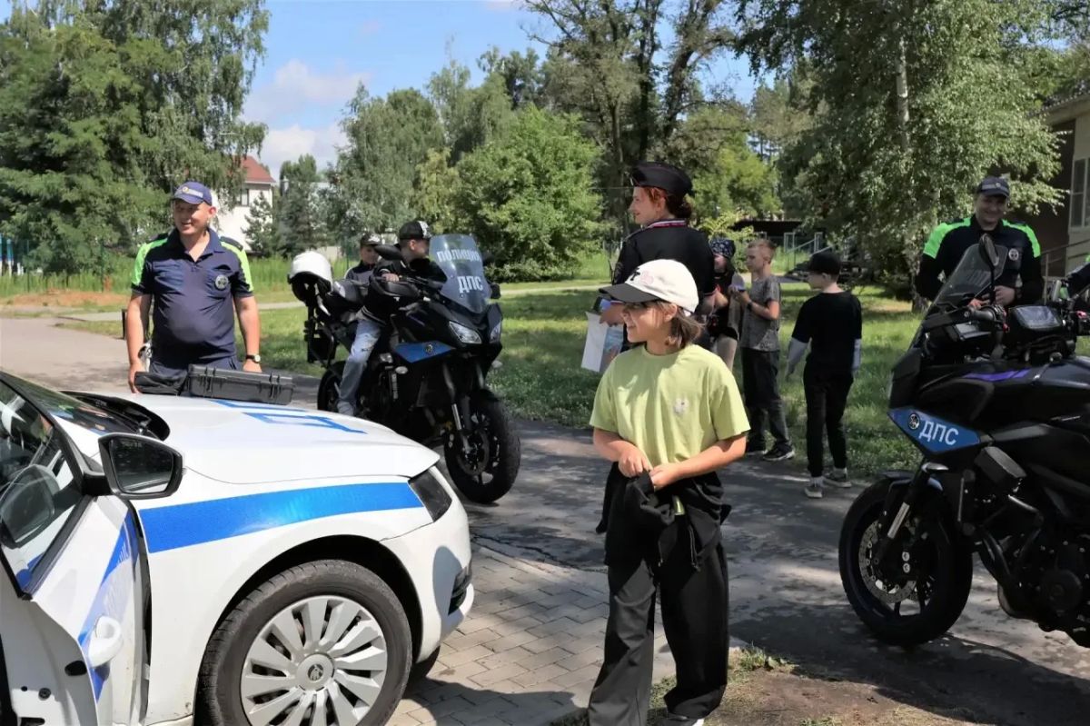 Более 250 воронежских школьников приняли участие в «Зарядке со стражем порядка» в лагере «Маяк»