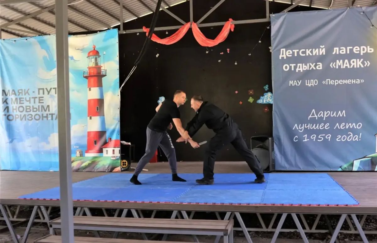 Более 250 воронежских школьников приняли участие в «Зарядке со стражем порядка» в лагере «Маяк» Более 250 воронежских школьников приняли участие в «Зарядке со стражем порядка» в лагере «Маяк»