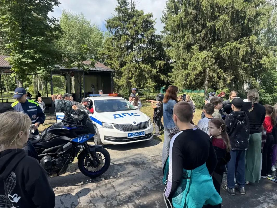 Более 250 воронежских школьников приняли участие в «Зарядке со стражем порядка» в лагере «Маяк» Более 250 воронежских школьников приняли участие в «Зарядке со стражем порядка» в лагере «Маяк»