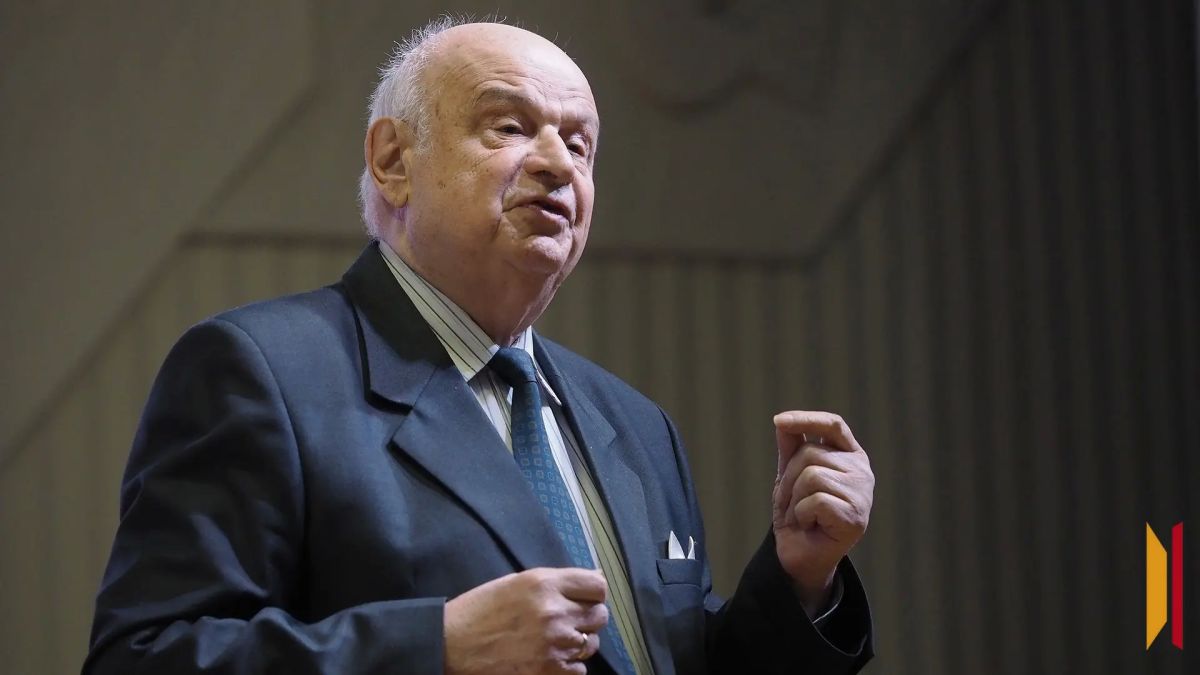 Губернатор Александр Гусев поздравил заслуженного работника культуры Воронежской области Бронислава Табачникова с 90-летием