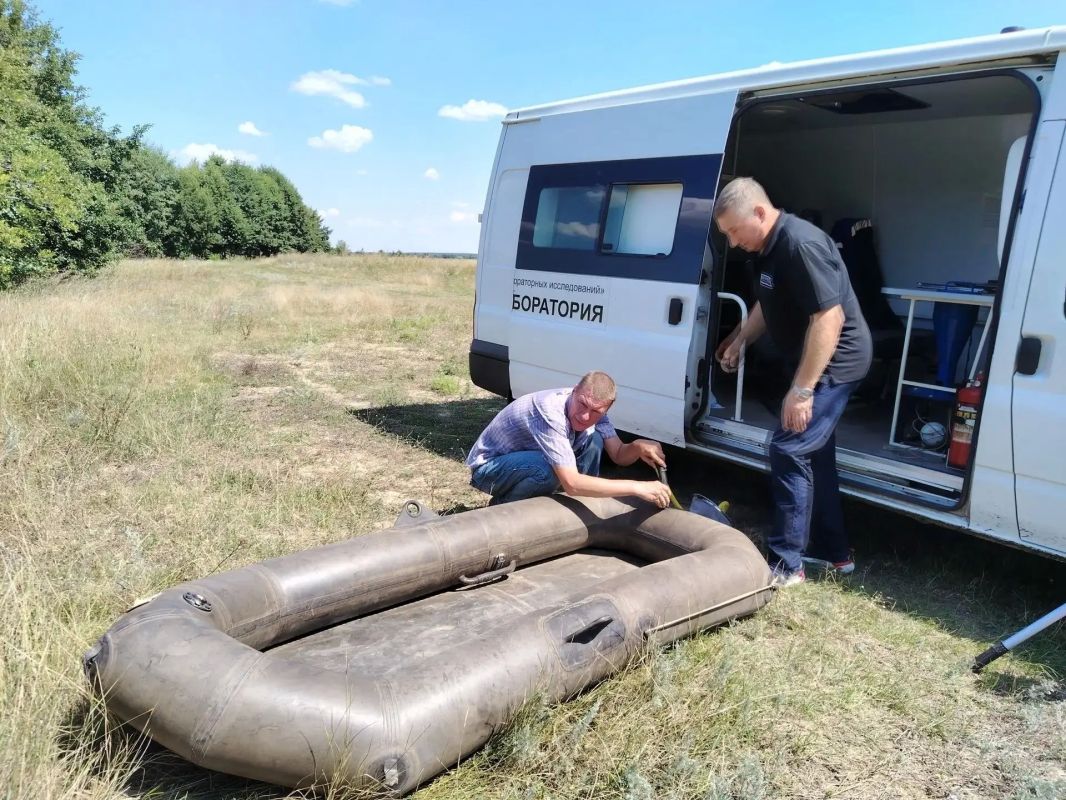 Специалисты отдела водных ресурсов Минприроды Воронежской области и БУ ВО «Центр лабораторных исследований» (подведомственное министерству учреждение) провели внеплановое выездное обследование озеро Чистый Ильмень... Специалисты отдела водных ресурсов Минприроды Воронежской области и БУ ВО «Центр лабораторных исследований» (подведомственное министерству учреждение) провели внеплановое выездное обследование озеро Чистый Ильмень...