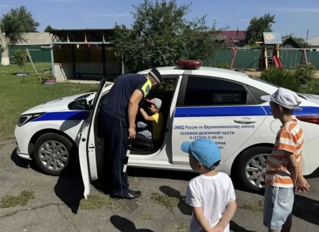 «Зарядка со стражем порядка»: полицейские провели спортивный праздник для ребят в Верхнемамонском районе «Зарядка со стражем порядка»: полицейские провели спортивный праздник для ребят в Верхнемамонском районе